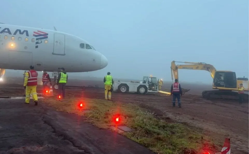 Avião atolado no Aeroporto de Cascavel mobiliza operação com equipamento especial e máquinas pesadas; interdição é estendida