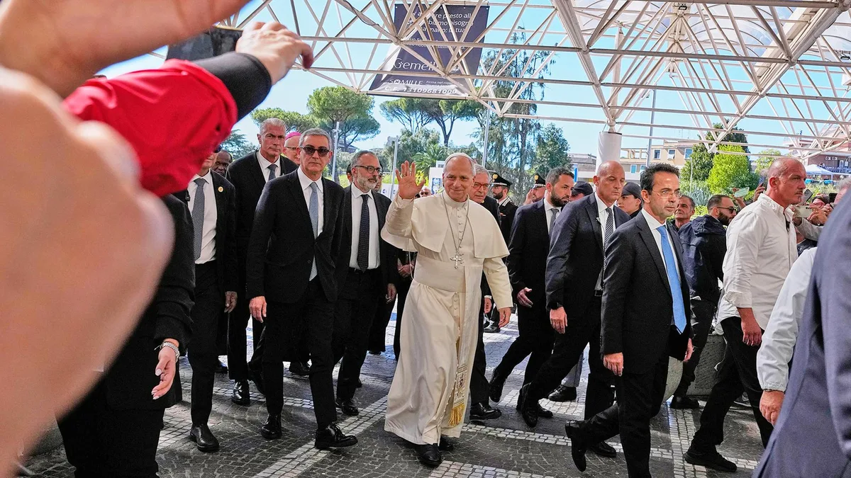 Papst Leo XIV. für Lungenoperation im Krankenhaus eingetroffen