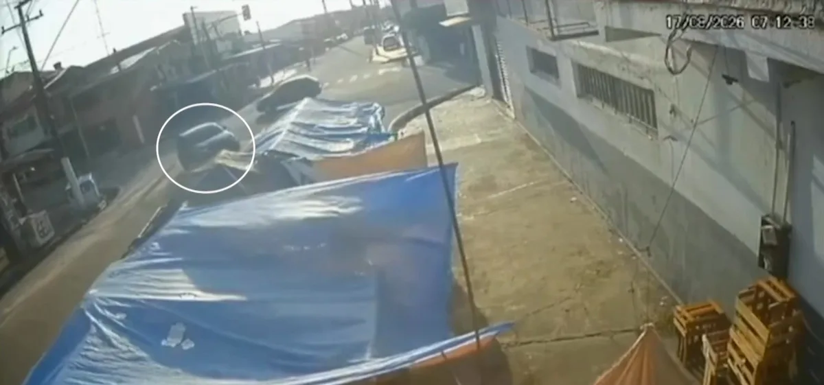 Motorista é presa após avançar sinal vermelho, perder controle do carro, destruir barracas e atropelar feirantes em Belém; VÍDEO