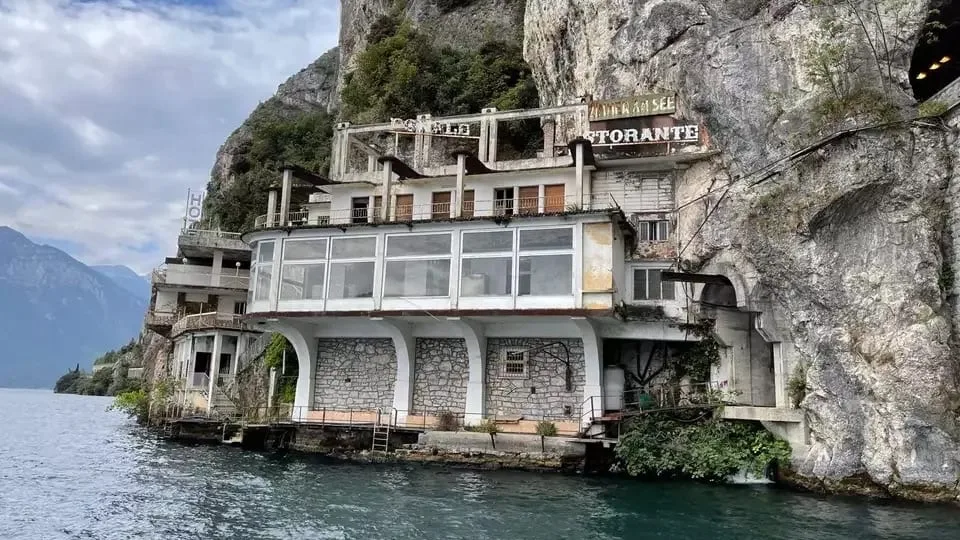 Früher Hotel, heute Ruine - Beliebter Lost Place am Gardasee wird abgerissen