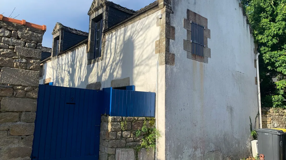 Des tags découverts sur la maison familiale des Le Pen à La Trinité-sur-Mer, une personne en garde à vue