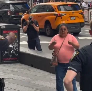 Impacta video en el que una mujer que atacó a dos personas es ‘neutralizada’ por policías en Times Square en Nueva York