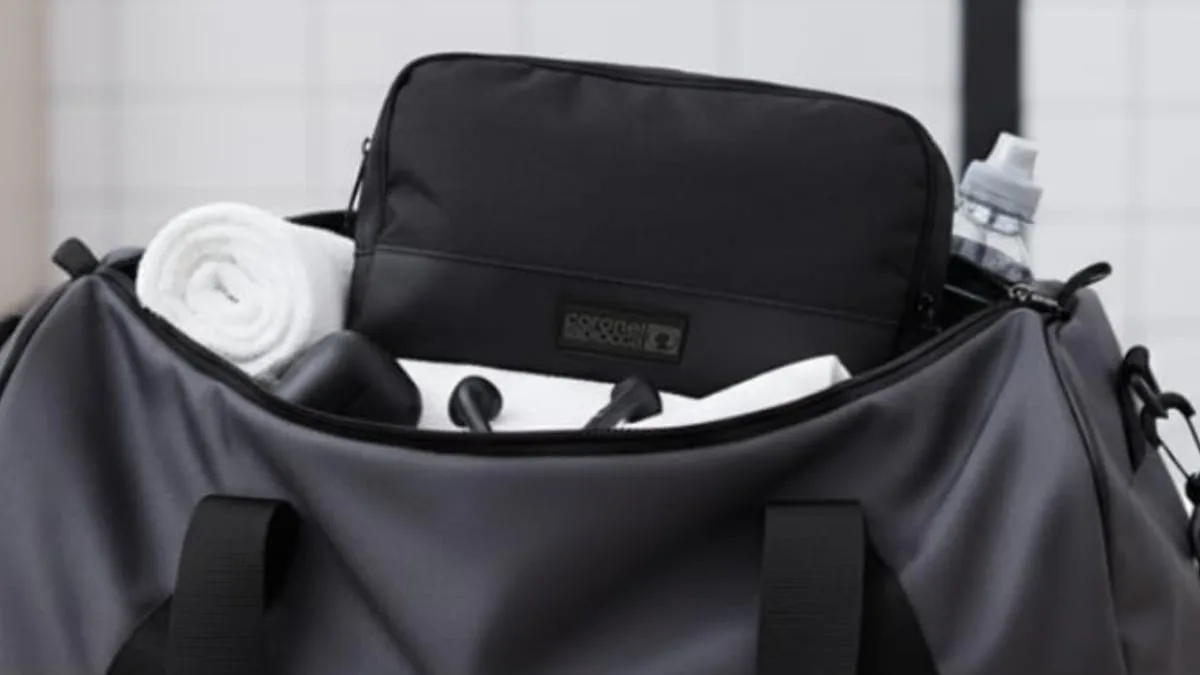 Este es el neceser para hombre más vendido en Amazon: tiene tres compartimentos con bolsillos interiores y sirve para casi todo