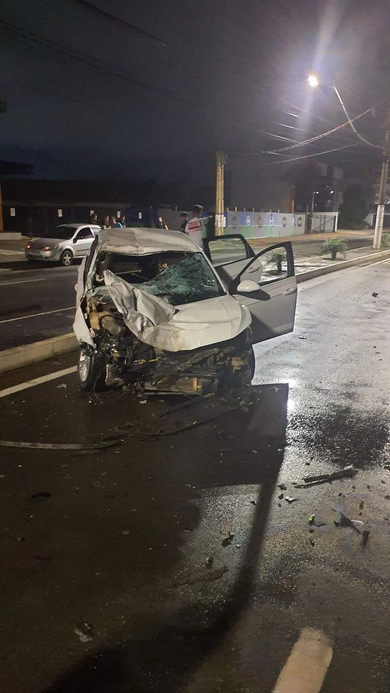 Motorista fica gravemente ferido após bater na traseira de caminhão estacionado em Americana