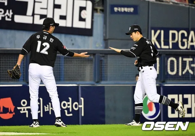 [사진]7회 무사 1,2루 위기 막은 우규민-최원준