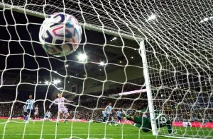 Quase todos os clubes ingleses operam no vermelho, alerta regulador do futebol