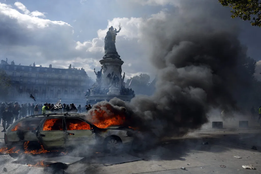 Novos episódios de violência e pilhagens em Paris, mobilizada polícia de choque