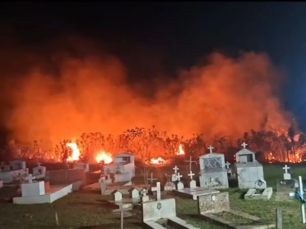 Área de mata pega fogo próximo a cemitério no interior do Acre