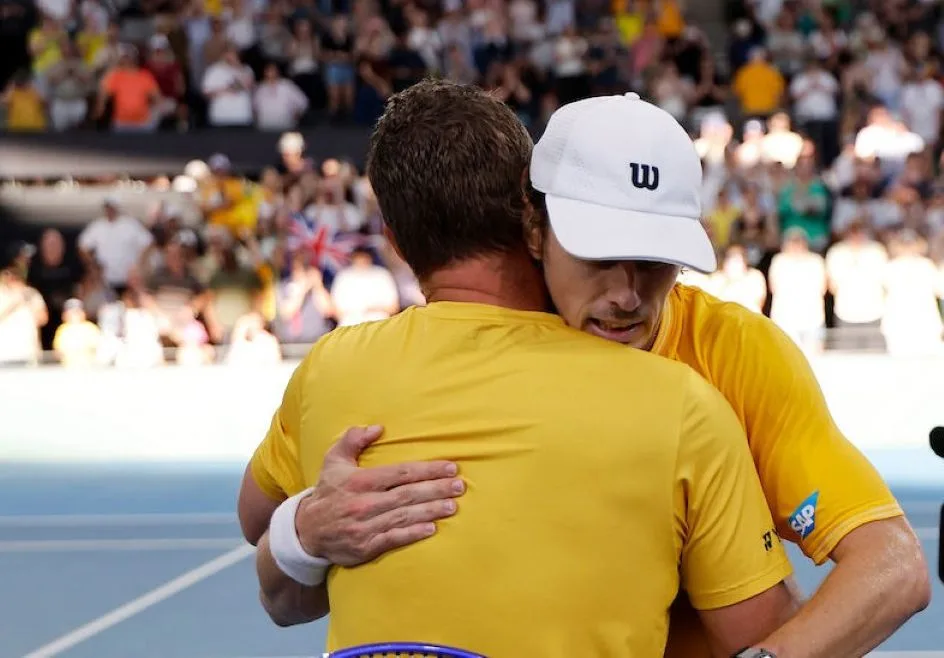 De Minaur lidera classificação da Austrália, Peru avança com drama