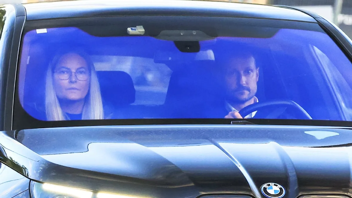 Sorge um König Harald immer größer - Haakon und Mette-Marit kehren in Klinik zurück