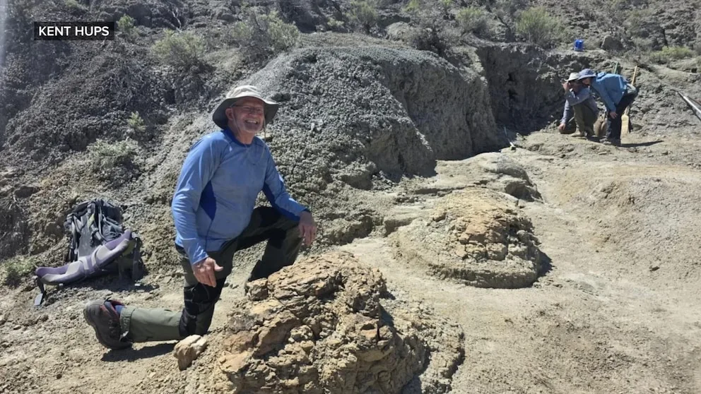 WATCH: High school teacher discovers T. rex tracks in North Dakota