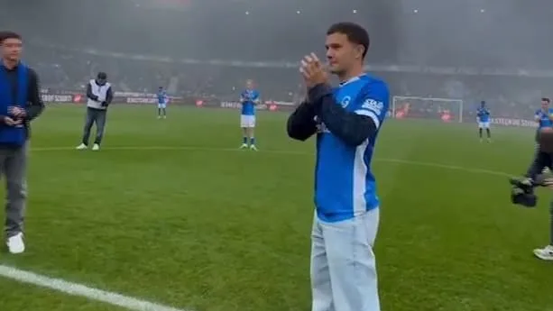 Nach Schock-Woche jetzt bei Ex-Klub - Ganzes Stadion feiert BVB-Star Karetsas!