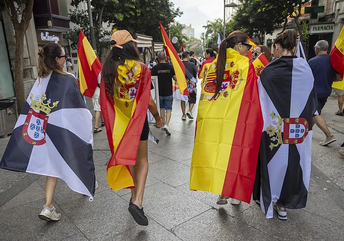 Se dispara la compra de banderas de Ceuta como símbolo de apoyo a sus ciudadanos: es la más vendida en Amazon en el último mes