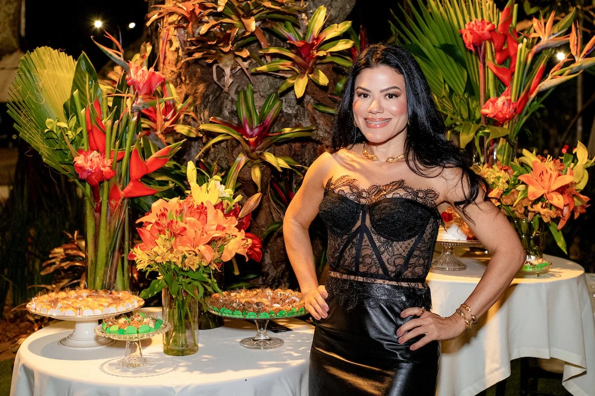 Juliana Dias comemora aniversário em jantar memorável com as amigas