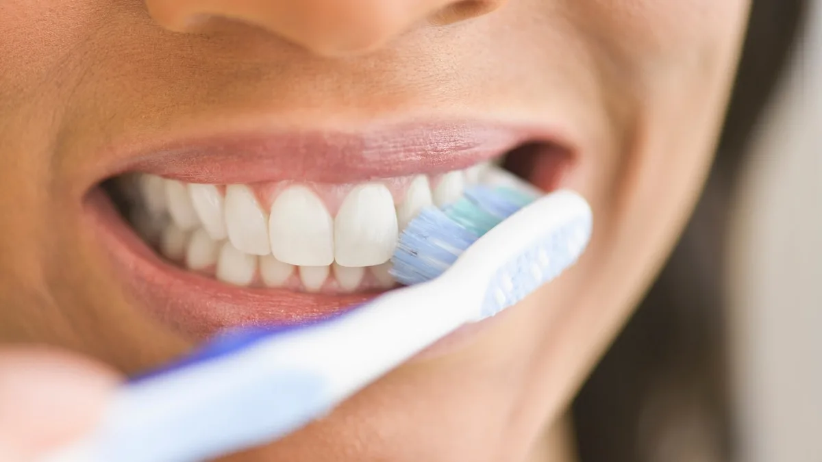 Verzichten Sie bei sensiblen Zähnen auf weiche Borsten
