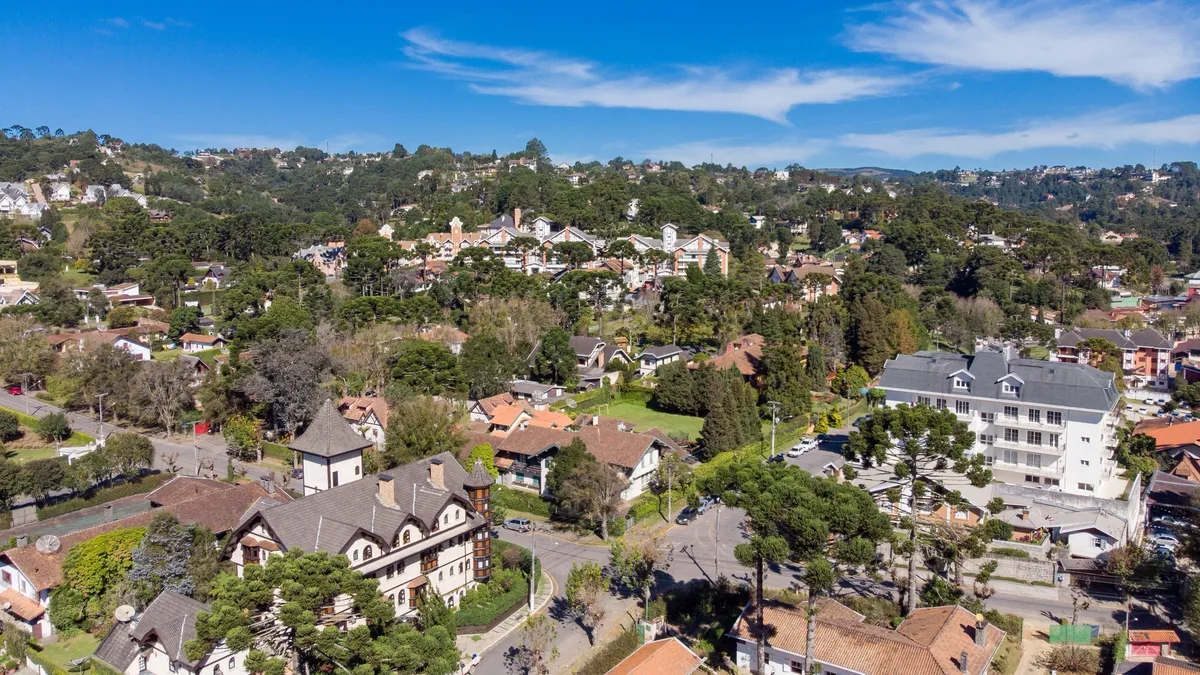 Durante o inverno, cafés, restaurantes e ruas de uma cidade cercada pela Serra da Mantiqueira ganham outro movimento com a chegada de visitantes