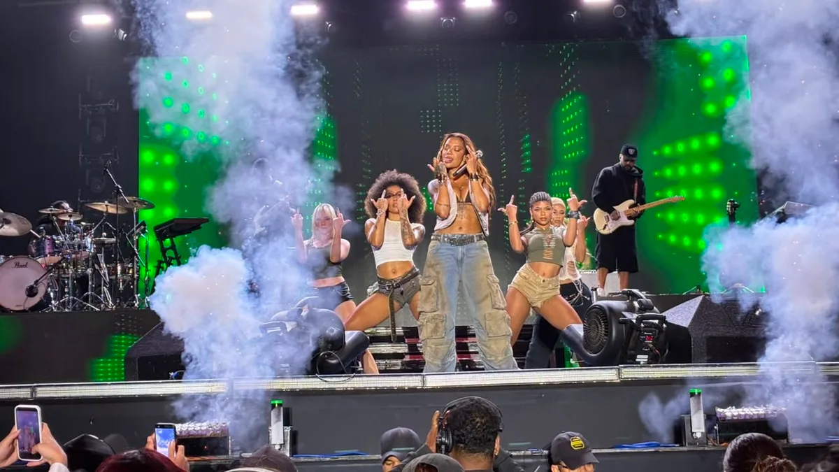Ludmilla interrompe show no Festival de Inverno Bahia para autografar CDs de fã: ‘Mais abençoado que nunca’