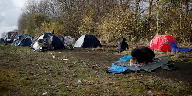 Dix ans après le démantèlement de la « jungle » de Calais, « il n’y a plus une, mais des jungles », déplorent les associations