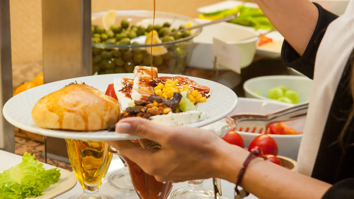 La gula, el ‘pecado capital’ del verano: por qué seguimos comiendo en el buffet libre de los hoteles aunque ya no tengamos hambre