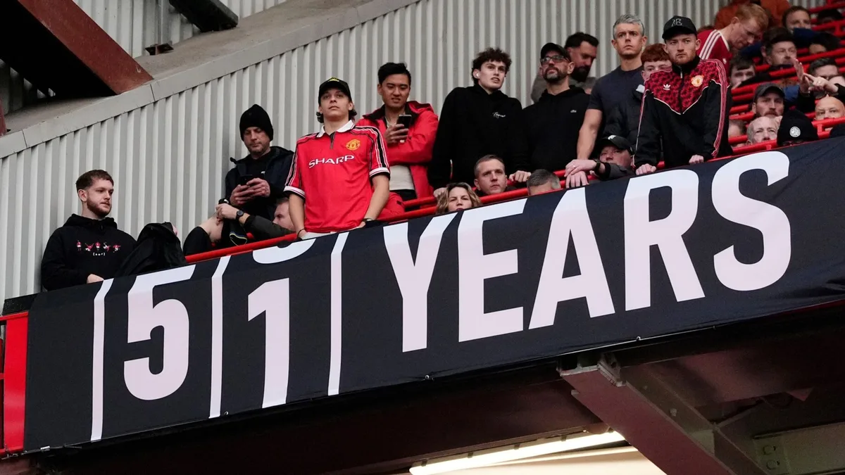 Man Utd fans take aim at Man City with return of famous ticker banner