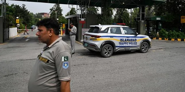 Pakistan : Imran Khan, l’ancien premier ministre emprisonné depuis trois ans, obtient son transfert temporaire dans un hôpital d’Islamabad