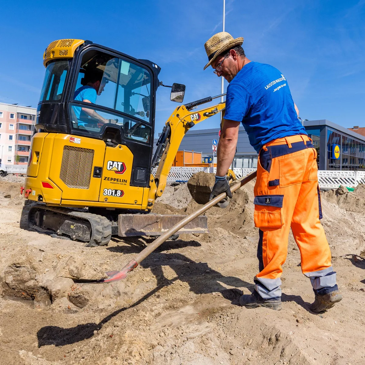 Wirtschaft - 1,3 Prozent Wachstum in Deutschland: Forschungsinstitute heben Prognose für 2026 an