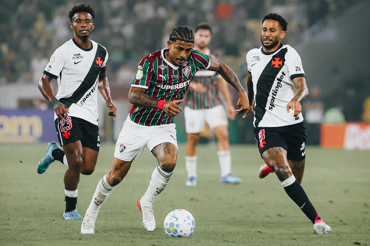 John Kennedy, do Fluminense, volta a ser internado durante recuperação de cirurgia