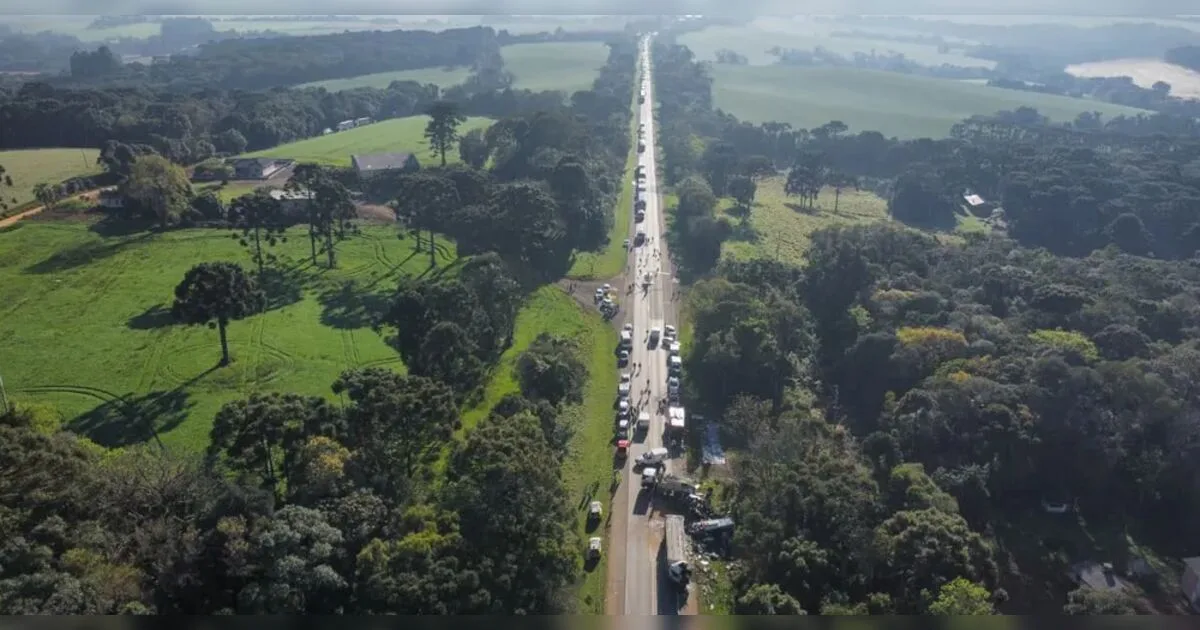 Congestionamento chega a 3 km na BR-373 devido a grave acidente com 23 mortes
