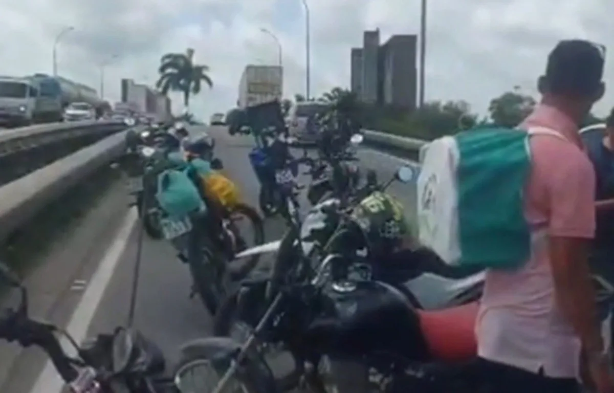 Passageiro morre após moto ser atingida por carreta em viaduto da BR-101; piloto se feriu
