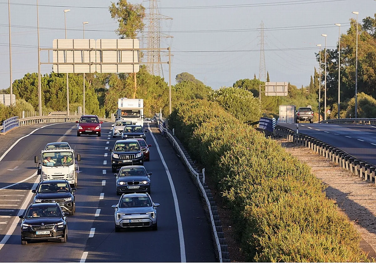 Dos asociaciones amenazan con parar aún más el tercer carril en la AP-4 por el medio ambiente