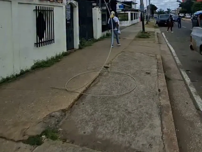 Guaya caída en avenida de Ciudad Bolívar afecta a comercios