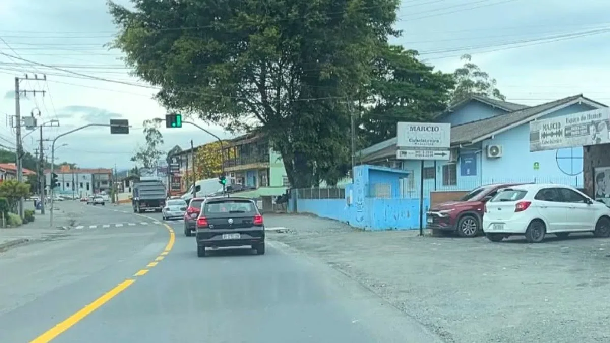 Rua estratégica de Blumenau tem trecho asfaltado após quatro meses de paralisação, mas reurbanização segue sem prazo