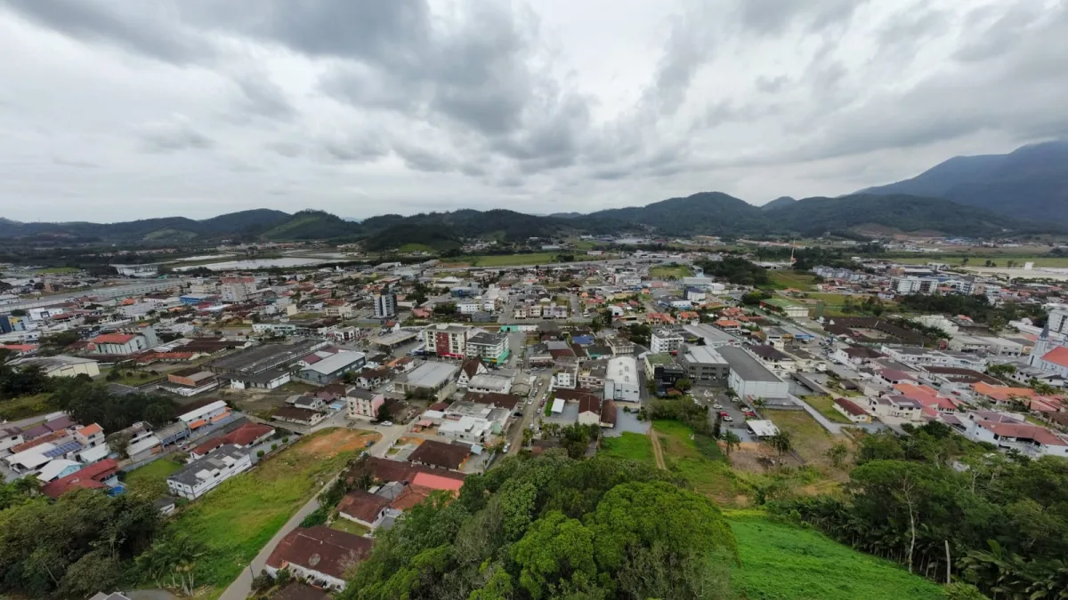 Cidade de SC escolhida para megafábrica de R$ 1 bilhão da WEG abre processo seletivo com salários de até R$ 6,5 mil