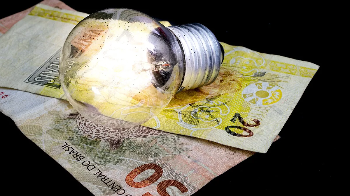 A conta de luz está pesando no bolso? Condomínios podem aliviar gastos com energia; veja como economizar
