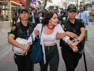 La Turquie libère 106 manifestants et emprisonne d’autres militants LGBTQ