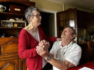« Aimer, c’est tenir debout pour deux » : aidant, il raconte son quotidien avec la maladie d’Alzheimer