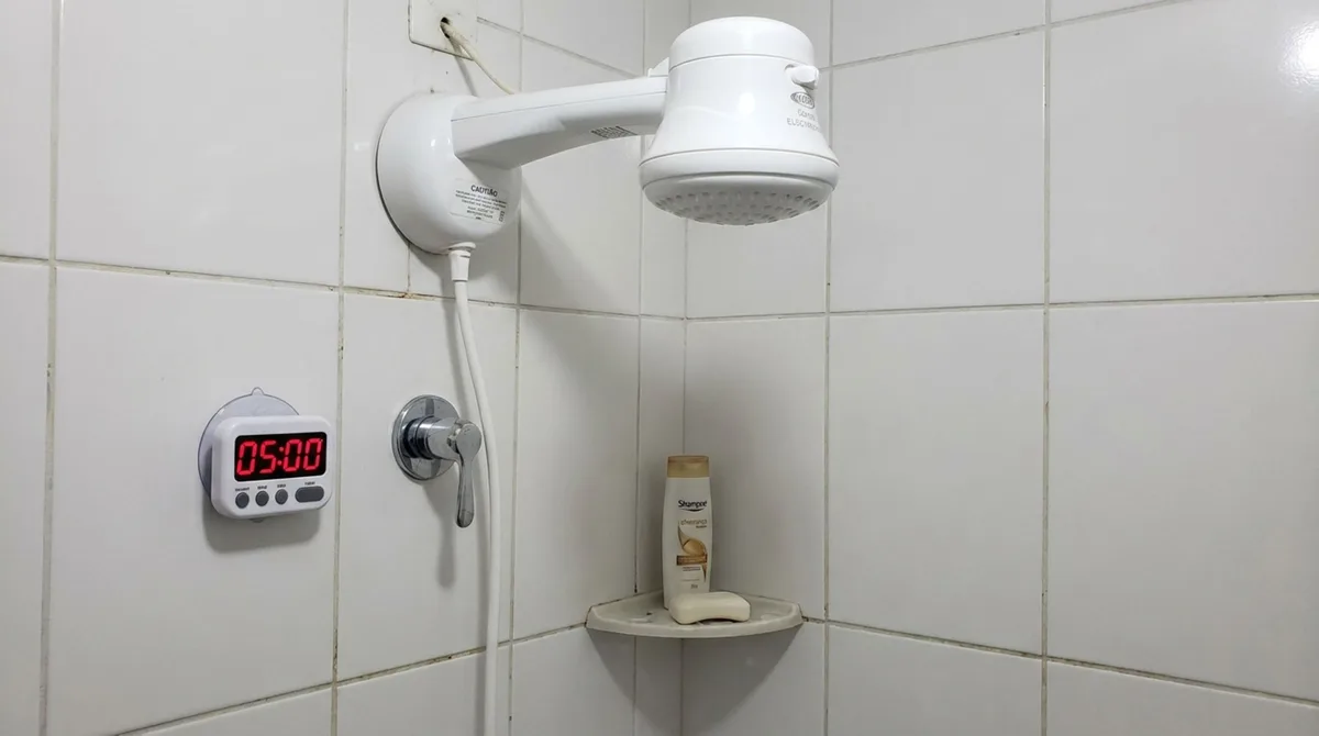 Quanto custa manter um chuveiro elétrico de 7.500 watts ligado por 8 minutos, e por que reduzir o banho para 5 minutos pode economizar o valor de um botijão de gás?