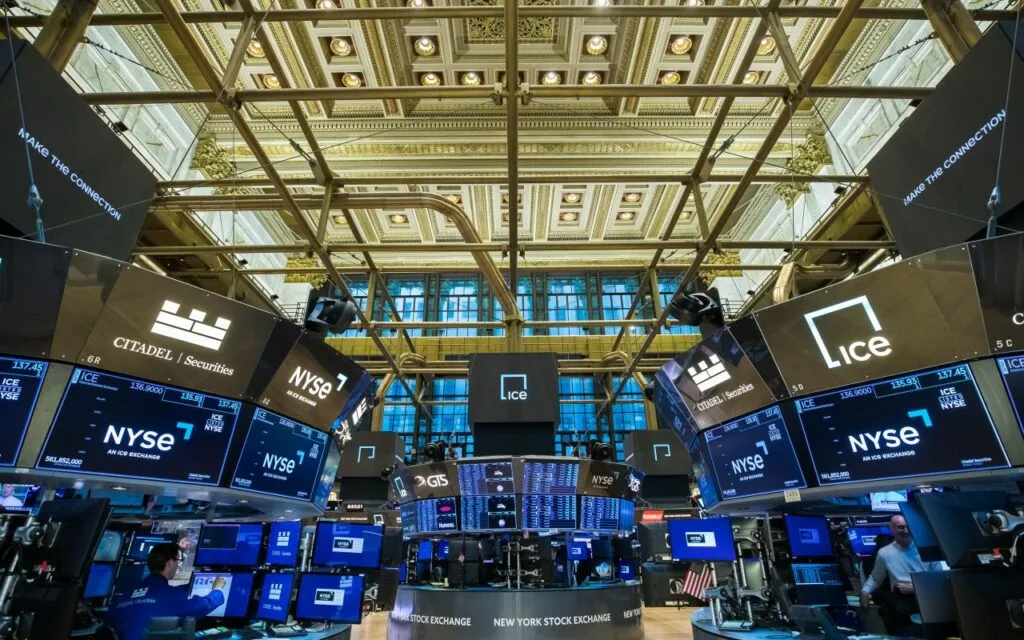 Mercados atentos a dados económicos dos EUA, resultados empresariais e tensão geopolítica