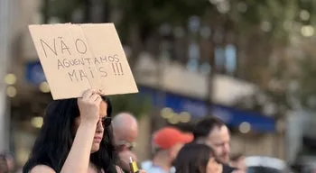 Jovens continuam a ocupar Praça D. João I
