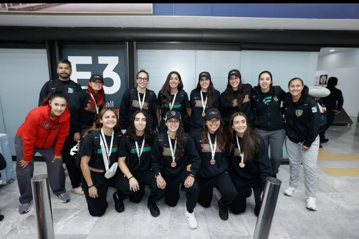 Jugadoras de la Selección Mexicana Femenil de Flag Football aterrizan en CDMX tras conseguir el boleto a Juegos Olímpicos