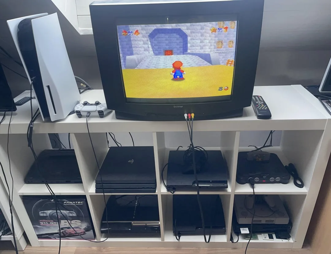 TV de tubo ia para o lixo após anos no porão, mas gamer o resgata para montar espaço retrô