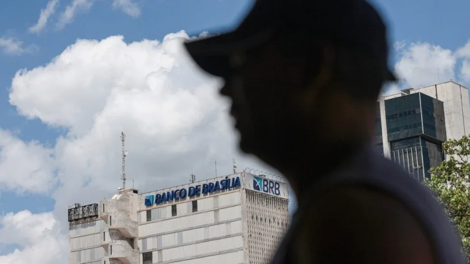PT parte para cima de governadora do DF após crítica ao governo Lula