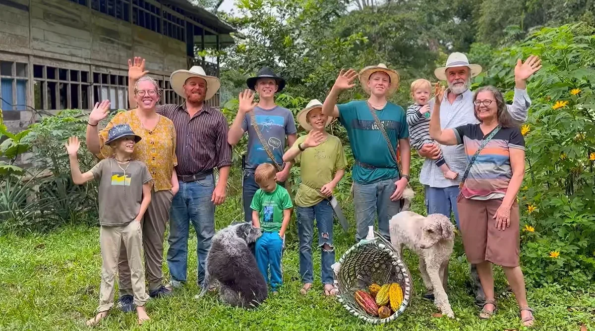 “Los chicos aprenden en casa y trabajan la tierra”: la familia que dejó Estados Unidos para criar a seis hijos en la selva