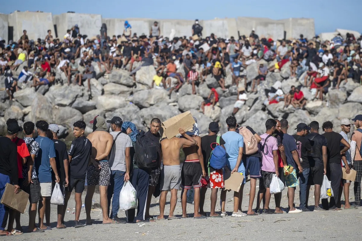 El Gobierno no se atreve a concretar el número de migrantes que siguen en Ceuta tras varios recuentos fallidos: Vivas y las ONG duplican las estimaciones