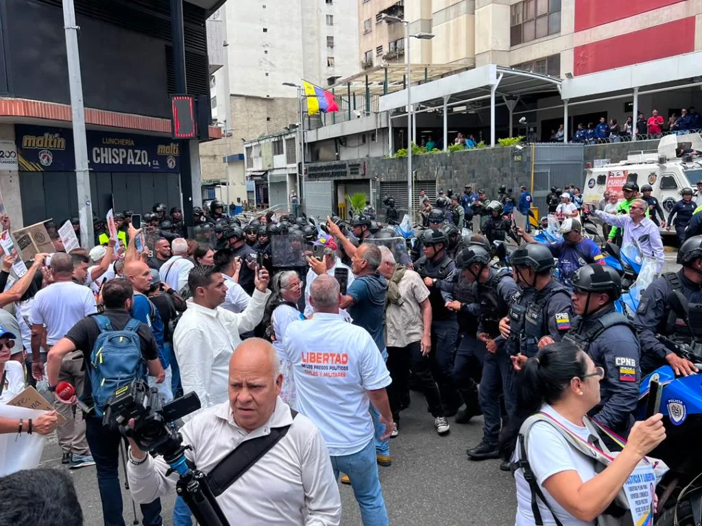 Familiares de presos políticos protestaron frente al Ministerio de Interior, Justicia y Paz: Exigen ser atendidos por Diosdado Cabello