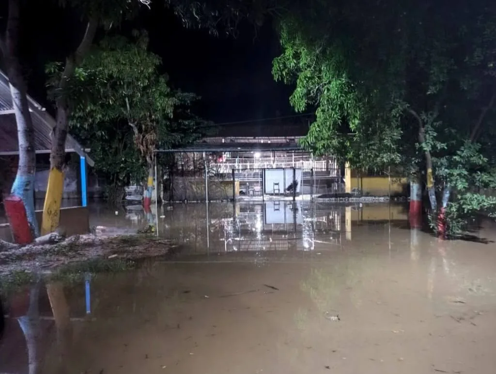 Al menos 12 familias resultaron afectadas tras desbordamiento de río en Naricual