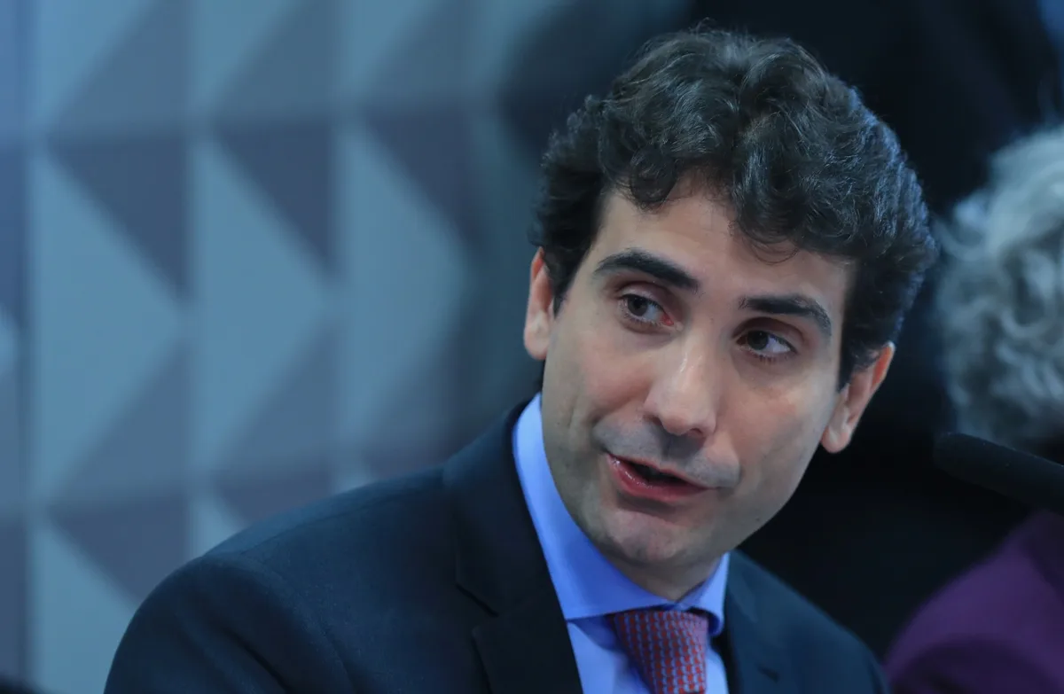 Galípolo: Selic deve seguir restritiva para reequilibrar oferta e demanda