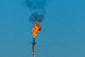 Petróleo cai com reunião EUA-houthis, apesar de ataques contra Arábia Saudita