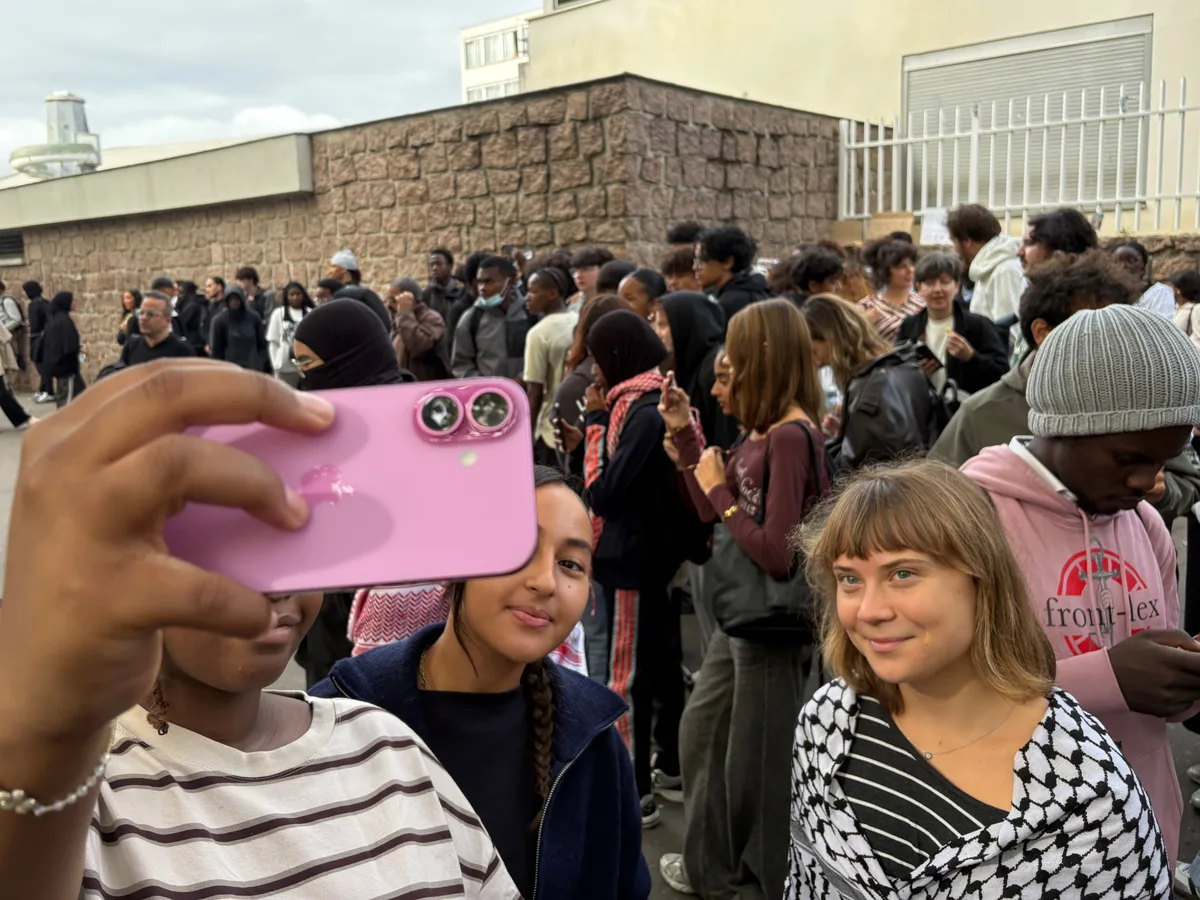 Las protestas estudiantiles en Francia logran su mayor convocatoria y suman a Greta Thunberg como invitada de honor