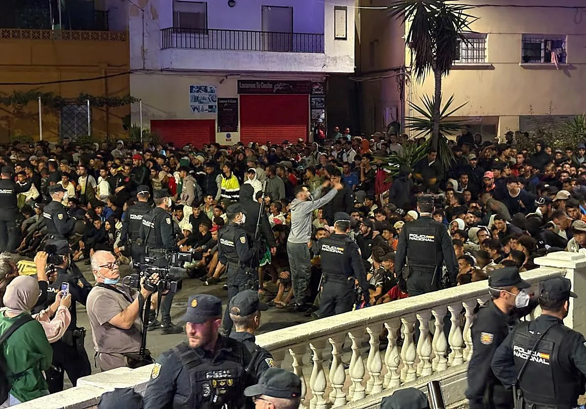 Tensión en el traslado de los inmigrantes de las playas al dispositivo del Puerto de Ceuta